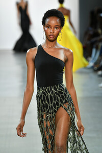 1636938060_AlietteRunwaySeptember2019NewYorkFashion0Xtq1PZHpmqx.thumb.jpg.67df69220b6c0ae4a668adb663ac6248.jpg