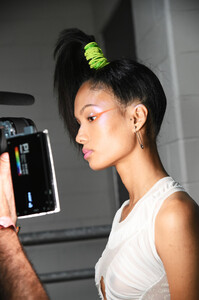 1643049949_VfilesBackstageSeptember2019NewYorkFashionrdwtyGZJ5pIx.thumb.jpg.103930434f0fe447bfe828a173000c21.jpg