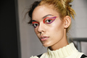 1673249038_VfilesBackstageSeptember2019NewYorkFashionD2TvwA-Uvqex.thumb.jpg.414048888481b592f03b613c1be460c0.jpg