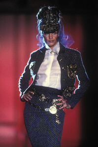 1675577964_VERSACEHAUTECOUTUREFALL92.thumb.JPG.66015c1fb50bbc93cf49877ba35123dd.JPG