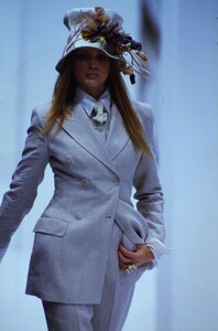 1708048693_dolce-gabbana-ss-1993(10).thumb.jpg.9de7a3c8a093ea1799c5f81ac92b9d8c.jpg