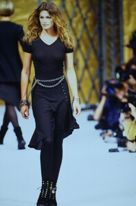 1713162486_chanel-hc-fw-1993(3).thumb.jpg.658655907a5527bc9ffc3eaf7dcce40c.jpg