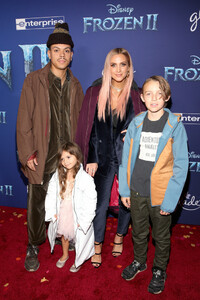 Ashlee+Simpson+World+Premiere+Disney+Frozen+xpSIurymsn2x.jpg