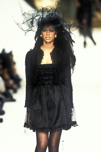 1727967852_Chanel1994HauteCouture202.thumb.jpg.adfa1bee0d256d1b6efa8c582c3df4d4.jpg