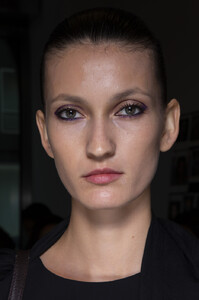 1730562221_NaeemKhanSpring2020BackstageTPdS85crZk-x.thumb.jpg.5c000f632c58878da73a5cbc292c2469.jpg