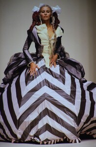 1734760780_john-galliano-ss-1994(5).thumb.jpg.4d03c8bc801822ff5e2b353254c6329c.jpg