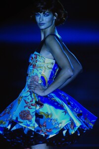 1743090444_linda-evangelista(10).thumb.jpg.e602b60ff735ec9c53bcbfbc404be997.jpg