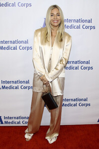 Sienna+Miller+International+Medical+Corps+zUqNOmMelQOx.jpg