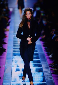 1767278111_versace-fw-2000(2).thumb.jpg.3e20d355657d6fe697152b618aabac16.jpg