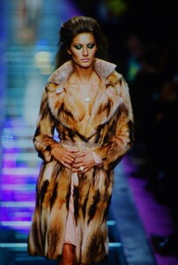 1774100427_versace-fw-2000(1).thumb.jpg.3fb97af5e16026428412f93446baa225.jpg