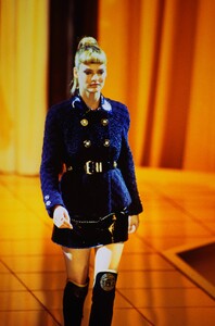 1788836297_linda-evangelista(9).thumb.jpg.588e56885a7c459a7124ee717ab68a3b.jpg