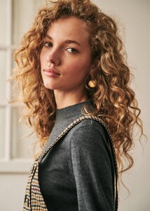 179530078_Hazeljumpergdu7kjp6awco6rcnl5c9q.thumb.jpg.2005abe040346a005b3a81cf3ab4c2ce.jpg