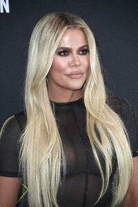 1801238611_KhloeKardashian2019EPeopleChoiceAwardsolzvFw03hLcx.thumb.jpg.2d7ba49da092b6f6433039db2c2f96ed.jpg