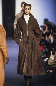 1823478690_Lanvin1993WomenRTW70.thumb.jpg.28574dc3b9db1e96b2c1f372e0a86b4a.jpg