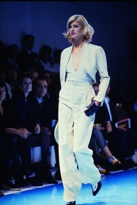1843888589_gianfranco-ferre-ss-1995(6).thumb.jpg.20b95629bb7506f022fd03f2e6232650.jpg