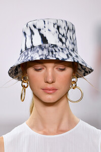 1902221045_ElieTahariRunwaySeptember2019NewYorkJNJAQVJqtFYx.thumb.jpg.2eb31880e080b52e872fce3a94b62f63.jpg