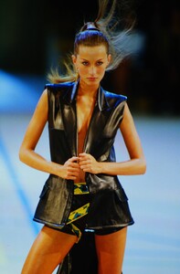 190663568_givenchy-ss-2000(22).thumb.jpg.c382989b0ccca0ecc451e22f59d6bf5e.jpg