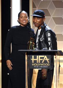 Pharrell+Williams+23rd+Annual+Hollywood+Film+OEyCms0dbYdx.jpg