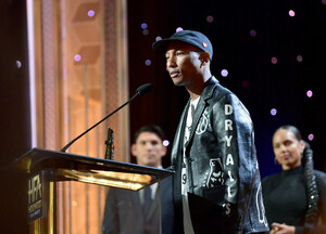 Pharrell+Williams+23rd+Annual+Hollywood+Film+kQcnEQhCxJMx.jpg
