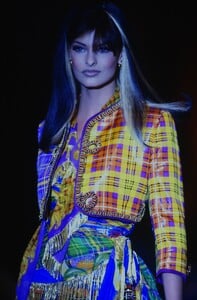 1988632681_versace-hc-ss-1992(1).thumb.jpg.5da2d881fe339f7bf08508e33d2d96a4.jpg