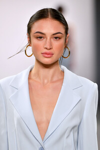 2002956670_ElieTahariRunwaySeptember2019NewYork7Z_c_Ln0qQAx.thumb.jpg.251f42c49caedcc0325cdb695ca7a699.jpg