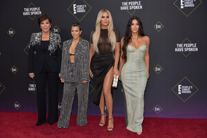 Kourtney+Kardashian+2019+E+People+Choice+Awards+TATGzZ4b6Q5x.jpg