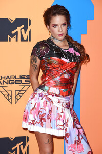 Halsey+MTV+EMAs+2019+Red+Carpet+Arrivals+Km3D9H8Y_f-x.jpg