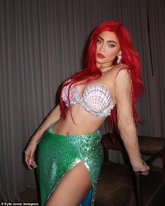 20413426-7634009-Hot_stuff_She_left_little_to_the_imagination_as_she_preened_and_-a-13_1572545667869.jpg