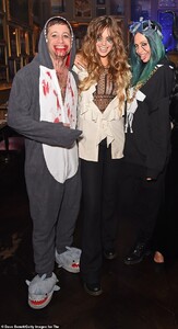 20455522-7637621-Costume_T-m-102_1572569890784.jpg