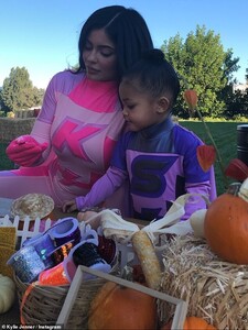 20496524-7641333-To_the_rescue_She_also_managed_to_coordinate_a_mother_daughter_c-a-99_1572655352514.jpg