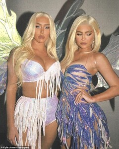 20502382-7641663-Bosom_buddies_She_posed_up_a_storm_with_her_best_friend_Anastasi-a-26_1572667670722.jpg