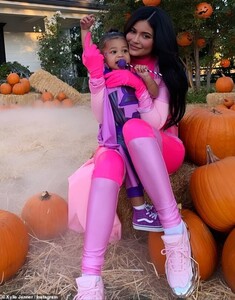 20502424-7641663-Baby_mine_The_lip_kit_tycoon_threw_a_lavish_Halloween_party_on_t-a-30_1572667670867.jpg