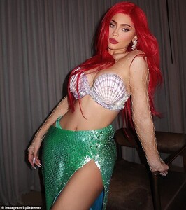 20502428-7641663-Sensation_By_Wednesday_night_she_was_posing_up_a_storm_on_Instag-a-23_1572667670174.jpg