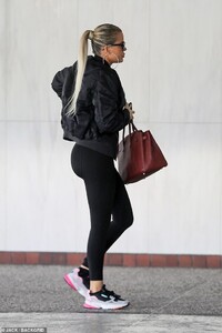 20503298-7641775-Workout_ready_The_35_year_old_Kardashian_sported_an_athleisure_l-a-93_1572676475700.jpg