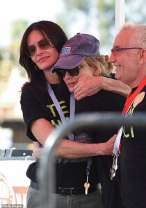 20612444-7650389-Emotional_The_actresses_hugged_one_another_on_the_moving_day_at_-a-150_1572939454693.jpg