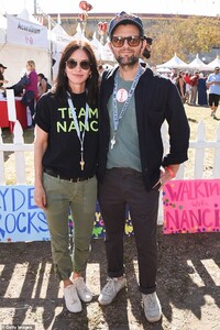 20612456-7650389-Familiar_face_Cox_posed_with_Big_Little_Lies_actor_Adam_Scott_46-a-148_1572939454446.jpg
