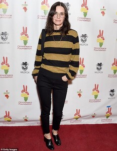 20613646-7650515-For_a_good_cause_Courteney_Cox_55_helped_support_Omnipeace_at_th-a-19_1572939976128.jpg