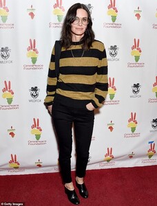 20613648-7650515-Low_key_Courteney_kept_her_style_minimal_to_draw_attention_to_he-a-18_1572939975840.jpg