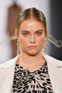 2063322176_ElieTahariRunwaySeptember2019NewYorkPophw1ZRGirx.thumb.jpg.d46278ac51f510ccda773f6c13ab4dbe.jpg