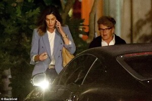 20640422-7653169-Mom_s_night_out_Cindy_Crawford_looks_glum_as_she_leaves_dinner_w-a-135_1572986724784.thumb.jpg.0e140bf05ed2ff2404fda11bbd307ef2.jpg