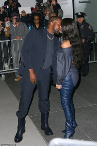 20700078-7658775-It_s_in_his_kiss_The_rapper_appeared_to_be_leaning_in_to_give_hi-a-12_1573103603434.jpg