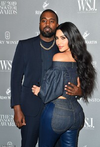 20700086-7658775-Head_over_heels_The_couple_looked_as_smitten_as_newlyweds_while_-a-7_1573103603405.jpg