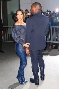 20703478-7658775-Looking_good_The_couple_looked_incredibly_stylish_in_front_of_ca-a-11_1573103603430.jpg