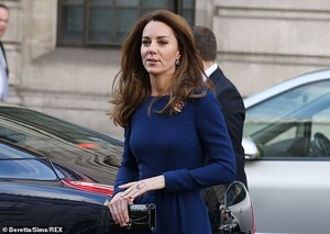 20712194-7659999-The_Duchess_of_Cambridge_arrives_for_the_National_Emergencies_Tr-a-1_1573124941971.jpg