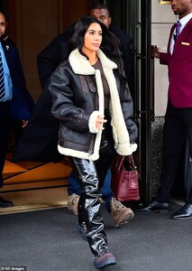 20730586-7661773-Cozy_The_39_year_old_reality_TV_bombshell_kept_snug_in_a_fleece_-a-35_1573181279297.jpg