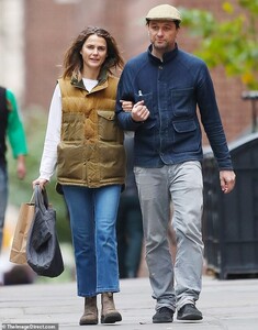 20730950-7661985-On_the_go_Keri_Russell_and_Matthew_Rhys_looked_as_close_as_ever_-a-16_1573156769232.jpg