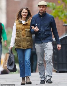 20730950-7661985-On_the_go_Keri_Russell_and_Matthew_Rhys_looked_as_close_as_ever_-a-16_1573156769232.jpg