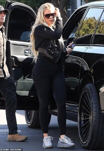 20780466-7666423-Sporty_Khloe_flew_under_the_radar_in_an_atheleisure_look_which_t-a-9_1573251803897.jpg