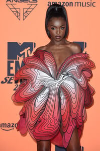 Leomie+Anderson+MTV+EMAs+2019+Red+Carpet+Arrivals+e17pfDgAFbGx.jpg