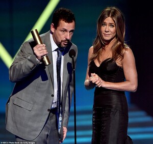 20847870-7671255-In_the_spotlight_Sandler_53_and_Aniston_were_back_on_stage_later-a-168_1573451720565.jpg